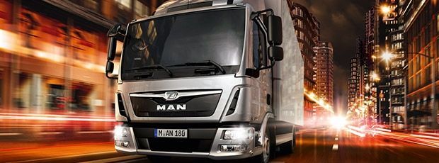 MAN Lkw auf einer Straße bei Nacht